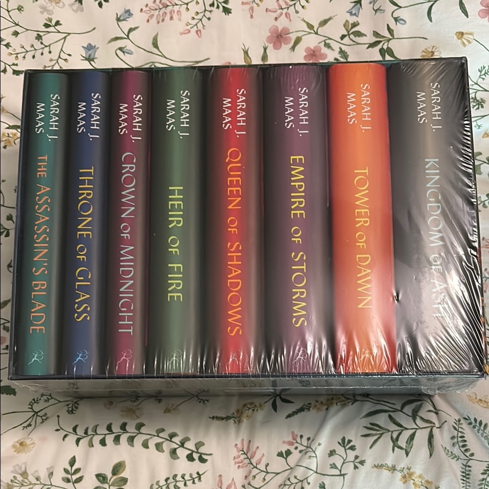 Brand new sealed Sarah J. Maas Throne of Glass Boxed Set - Hardcover Collection